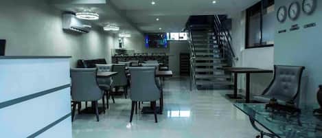 Habitación, 1 habitación, para fumadores, vista a la ciudad | Restaurantes