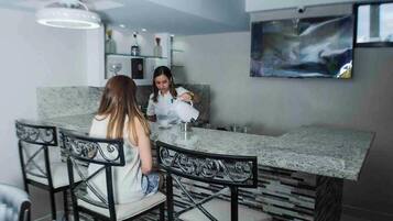 Habitación, 1 habitación, para fumadores, vista a la ciudad | Bar (en la propiedad)