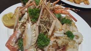 Food and drink - Palais Otentik Restaurant n Hotel at Pointe aux Cannonier is Well Situated (Grand-Baie)