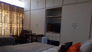 6 kamar tidur, meja kerja, dan seprai linen