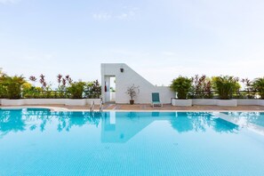 Outdoor pool - Sea Breeze Nice Hill View Nice Fitted Disinfected (George Town)