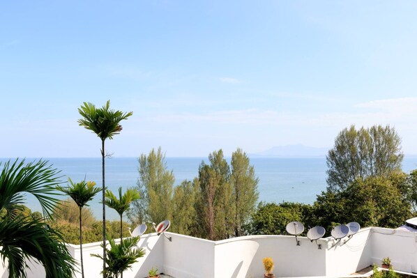 Property grounds - Sea Breeze Nice Hill View Nice Fitted Disinfected (George Town)