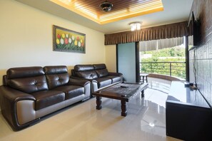 Living area - Sea Breeze Nice Hill View Nice Fitted Disinfected (George Town)