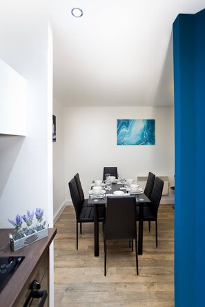 Departamento, 2 habitaciones | Área de sala de estar | Televisión de pantalla plana
