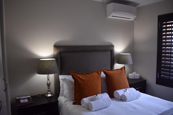 1 dormitorio y tabla de planchar con plancha