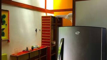 Kamar, 1 kamar tidur, patio, pemandangan kebun | Dapur pribadi | Lemari es, microwave, mesin pembuat kopi/teh, dan penanak nasi