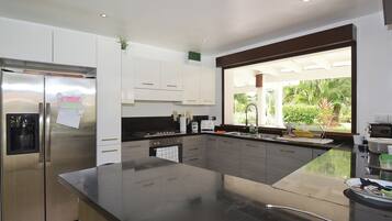 Villa, 5 Bedrooms, Smoking, Private Pool | Interior