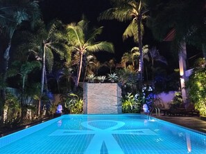 Piscine extérieure, parasols de plage, chaises longues