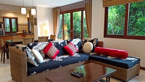 Un salon comprenant un canapé, une table basse et un coin repas.