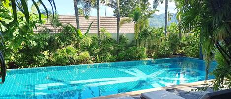 Utomhuspool, öppet 08.00 till 18.00, parasoller och solstolar