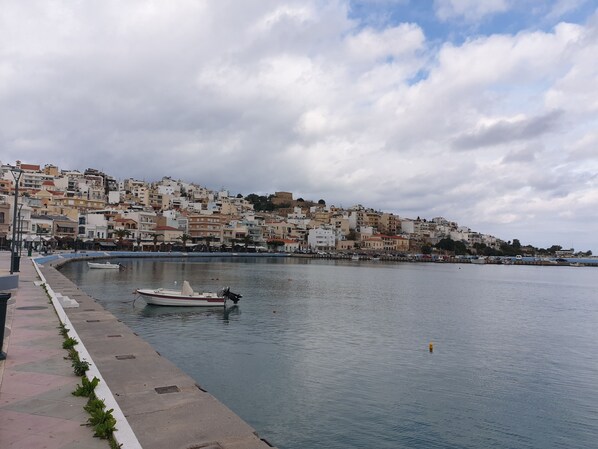 Huone, 1 makuuhuone, tupakointi sallittu, parveke | Ulkopuoli