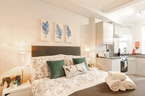 Room in Apartment - 12 Helena Luxury Serviced Apartment