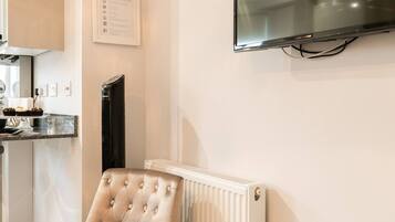 Room, 1 Bedroom, Garden View | Interior