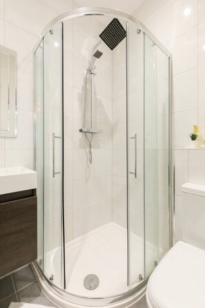 Bathroom - Room in Apartment - 12 Helena Luxury Serviced Apartment (Reading)
