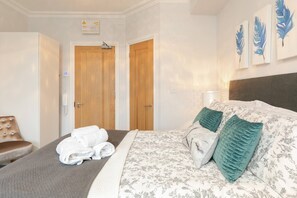 Room, 1 Bedroom, Garden View | 1 bedroom, iron/ironing board, bed sheets - Room in Apartment - 12 Helena Luxury Serviced Apartment (Reading)