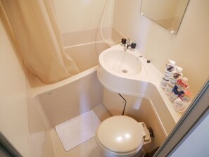 Chambre, non-fumeur (305) | Salle de bain | Ensemble baignoire-douche, articles de toilette (gratuits)