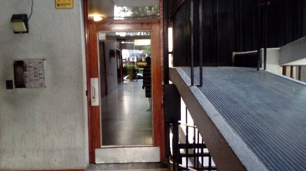 Chambre, 1 chambre, fumeur, balcon | Entrée de l’hébergement