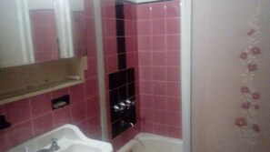Room, 1 Bedroom, Smoking, Balcony | Bilik Mandi | Sabun, syampu 