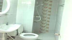 Studio, accessible aux personnes à mobilité réduite | Salle de bain | Articles de toilette gratuits, sèche-cheveux, bidet, serviettes fournies