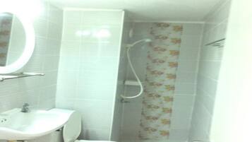 Studio, Accessible | Bathroom | Free toiletries, hair dryer, bidet, towels