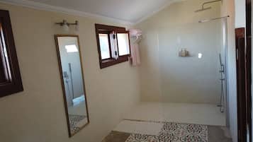 ルーム ベッドルーム (複数) 暖炉 | バスルームのシャワー