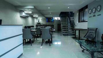 Room, 1 Bedroom, Smoking, City View | Dining