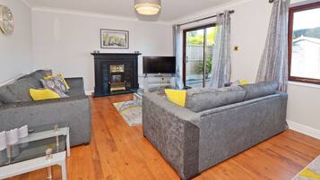 House, 4 Bedrooms, Patio, Garden View | Living room