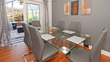 Casa, 4 habitaciones, patio, vista al jardín | Restaurantes