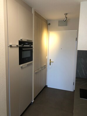 Condo, 1 Bedroom, Smoking, Balcony | Hallway