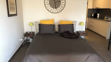 1 bedroom, travel cot