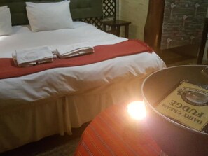 1 bedroom - Essential Rose Room African Silhouette Country House for Essential Workers (Benoni)