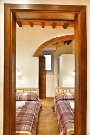 Apartment, 2 Bedrooms, Accessible | 3 bedrooms, iron/ironing board, travel crib - Luna 36 Apartment In Central Florence (Florence)