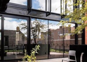 Outdoor dining - Modern 1 Bedroom Apartment in Trendy Nordhavn (Copenhagen)