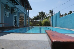 Kolam renang outdoor