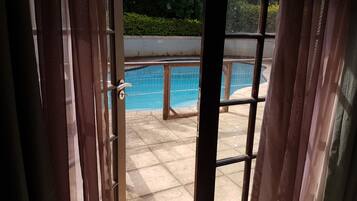 Kamar, 1 kamar tidur, balkon, pemandangan kota | Kolam renang | Kolam renang outdoor