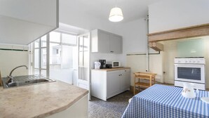Room - Brand new Fully Furnished Hostel Just 20 Meters From Anjos Metro Station - 10 (Lisbon)