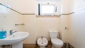 Bathroom - Brand new Fully Furnished Hostel Just 20 Meters From Anjos Metro Station - 10 (Lisbon)