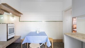 Dining - Brand new Fully Furnished Hostel Just 20 Meters From Anjos Metro Station - 10 (Lisbon)