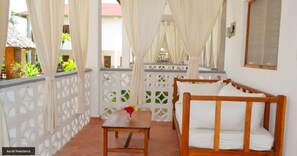 Habitación, 1 habitación, fumadores, piscina privada | Zona de estar | Una televisión