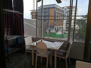 คอนโด, 1 ห้องนอน, พร้อมสิ่งอำนวยความสะดวกสำหรับผู้พิการ, สูบบุหรี่ได้ | รับประทานอาหารกลางแจ้ง