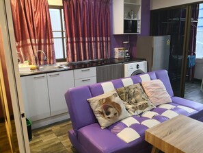 คอนโด, 1 ห้องนอน, พร้อมสิ่งอำนวยความสะดวกสำหรับผู้พิการ, สูบบุหรี่ได้ | บริเวณนั่งเล่น