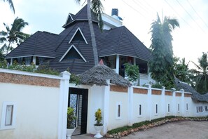 Chambre, plusieurs chambres, fumeur, piscine privée | Extérieur