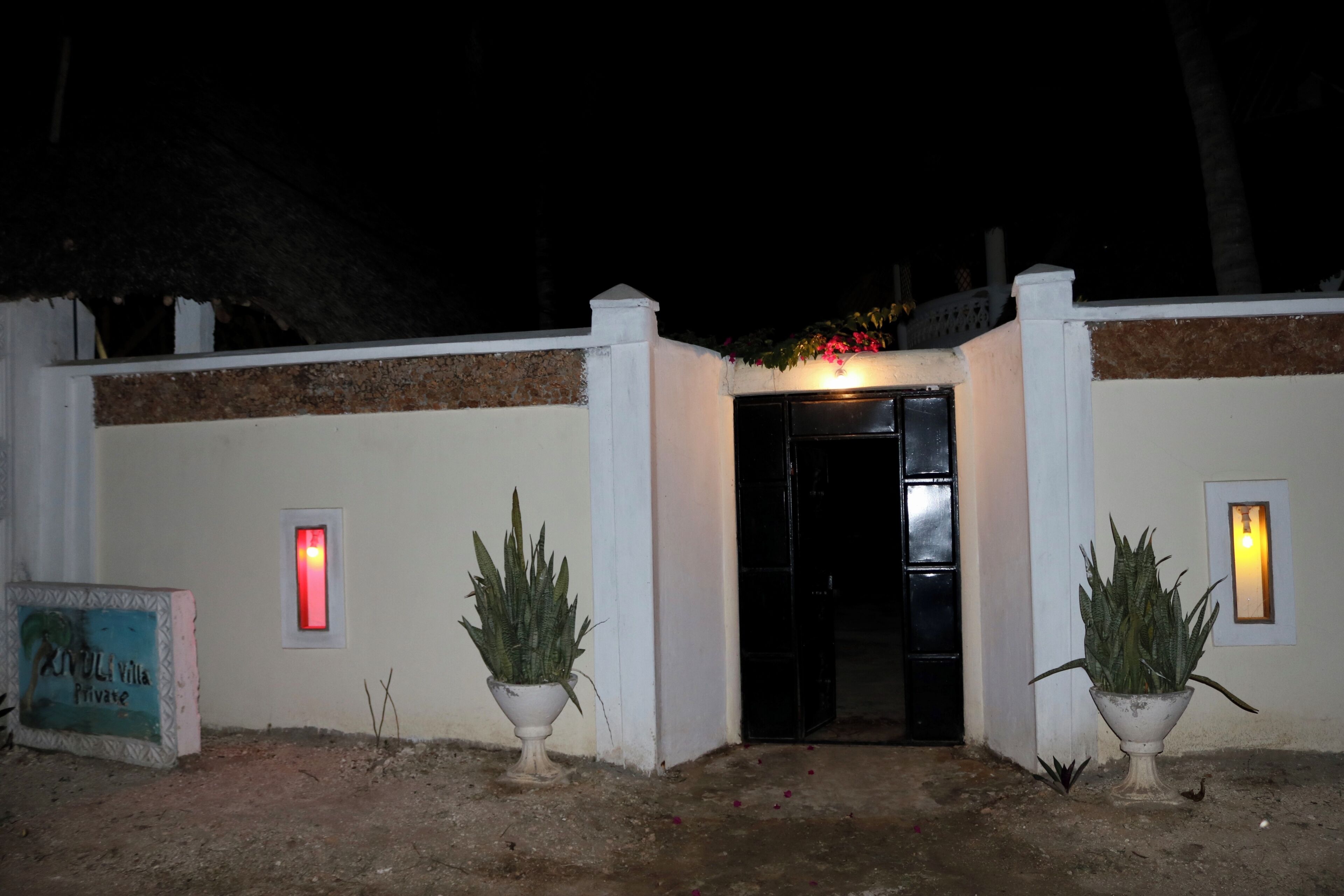 Quarto, vários quartos, para fumantes, piscina particular | Detalhe da fachada