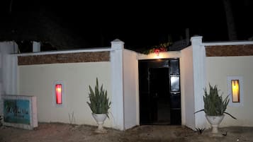 Quarto, vários quartos, para fumantes, piscina particular | Detalhe da fachada