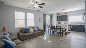 Rumah, 4 kamar tidur, patio | Lorong