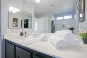 Maison, 4 chambres, patio | Salle de bain | Ensemble douche/baignoire, serviettes fournies