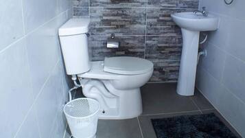 Phòng, 1 phòng ngủ, hút thuốc, quang cảnh thành phố | Phòng tắm | Khăn tắm