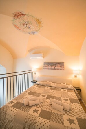 2 bedrooms, iron/ironing board, WiFi