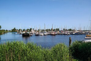 Chalet, 2 makuuhuonetta, patio, näköala puutarhaan | Huvivenesatama