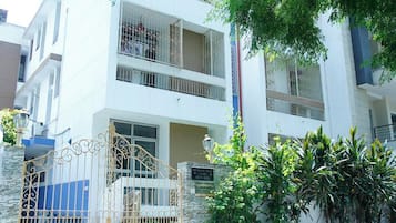 Room, Multiple Bedrooms, Accessible, Smoking | Living area